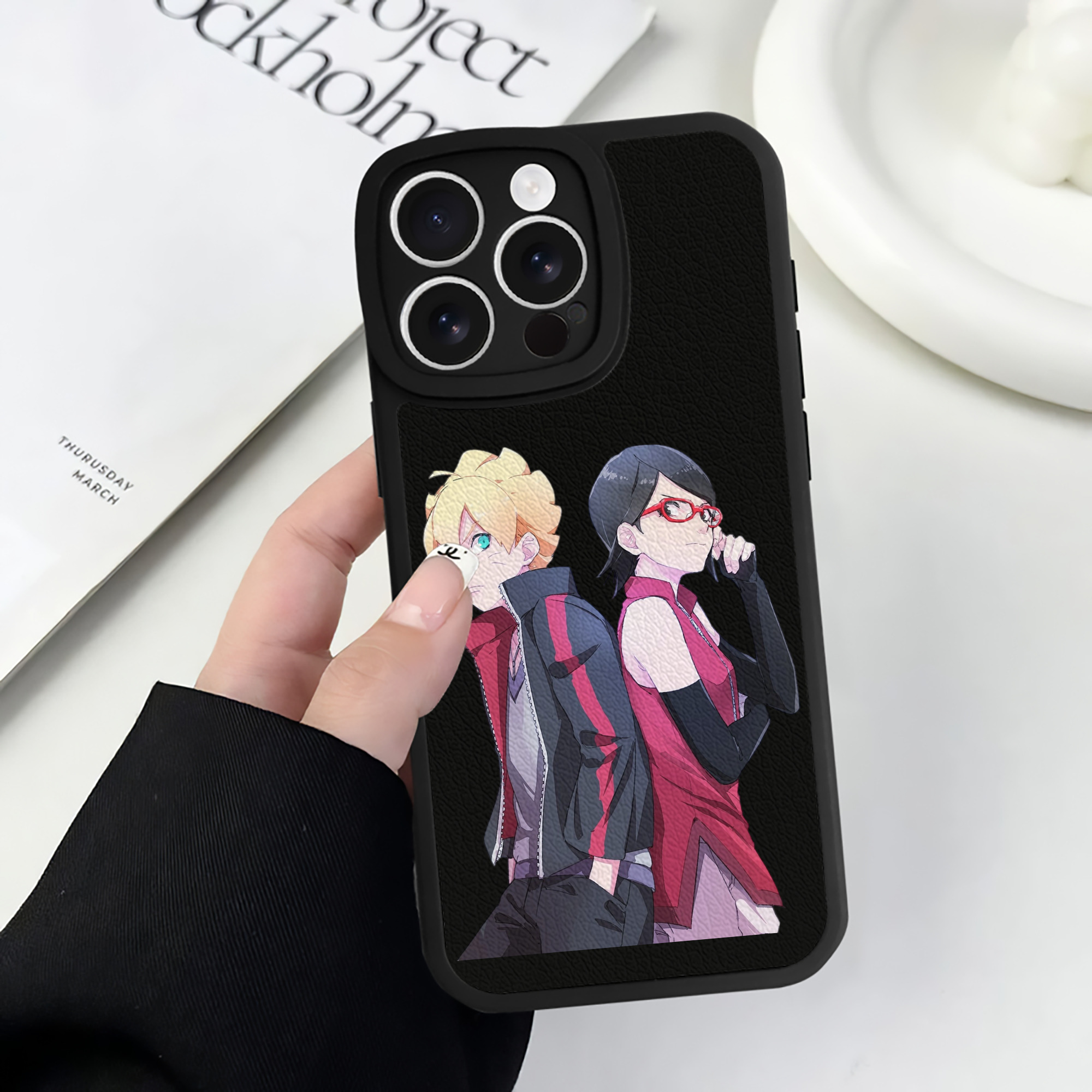 （画像用） NARUTO -ナルト- うちは サラダ Uchiha Sarada 【iPhone 16シリーズ対応】シリコンスマホケース（レザー調） 材質：シリコン
